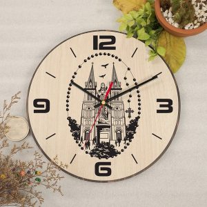 Đồng hồ gỗ treo tường khắc ảnh đức mẹ hòa bình