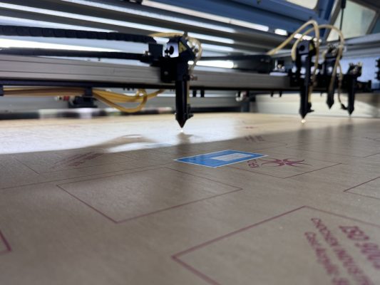 Dịch vụ cắt mica theo yêu cầu