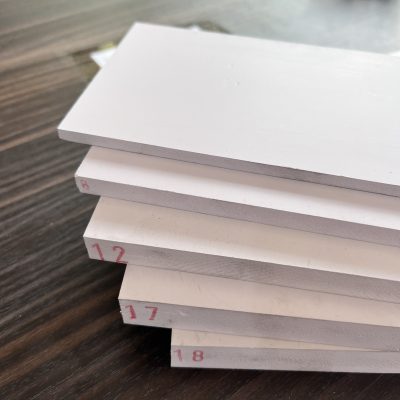 Tam nhua formex Tấm formex có cấu tạo 3 lớp, 2 lớp pvc và 1 lớp foam ở giữa