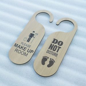 Bang go treo cua phong khach san homestay khac laser 2 mat yeu cau don phong BG15 4 600x600 1 Bảng gỗ thông báo treo cửa phòng khách sạn homestay