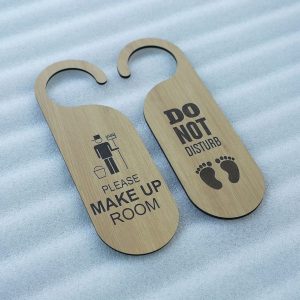 Bang go treo cua phong khach san homestay khac laser 2 mat yeu cau don phong BG15 5 600x600 1 Bảng gỗ thông báo treo cửa phòng khách sạn homestay