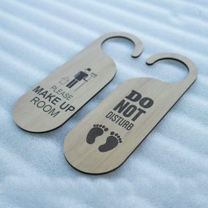 Bang go treo cua phong khach san homestay khac laser 2 mat yeu cau don phong BG15 6 600x600 1 Bảng gỗ thông báo treo cửa phòng khách sạn homestay