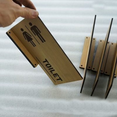 Bảng gỗ nhà vệ sinh Toilet 2 mặt decor kiểu nổi TL 12