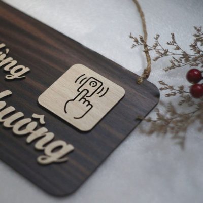 bảng gỗ treo tường vui lòng bấn chuông