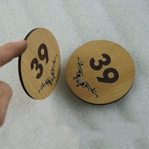 bang so phong 1 600x600 1 Bảng gỗ thông báo số phòng treo cửa phòng khách sạn homestay