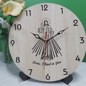 đồng hồ gỗ treo tường khắc hình chúa giê su
