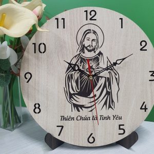 Dong ho treo tuong khac hinh duc Chua Gie su