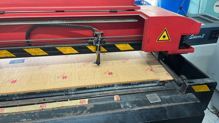 dịch vụ cắt laser mica theo yêu cầu