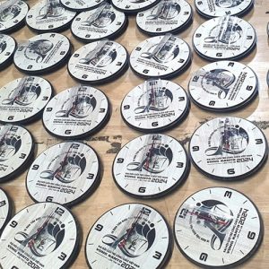 đồng hồ gỗ MDF để bàn khắc logo kato 2