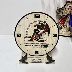 đồng hồ gỗ để bàn khắc logo kato mặt trước