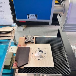 sản xuất đồng hồ gỗ để bàn khắc logo kato