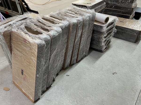 Tam mica duoc dong goi sau khi cat CNC Tấm mica được đóng gói sau khi cắt CNC