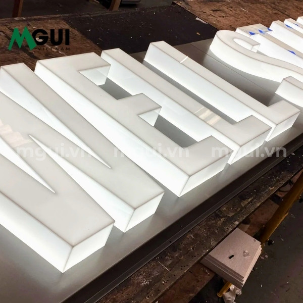 Bảng hiệu đèn Led gia công từ tấm mica màu trắng