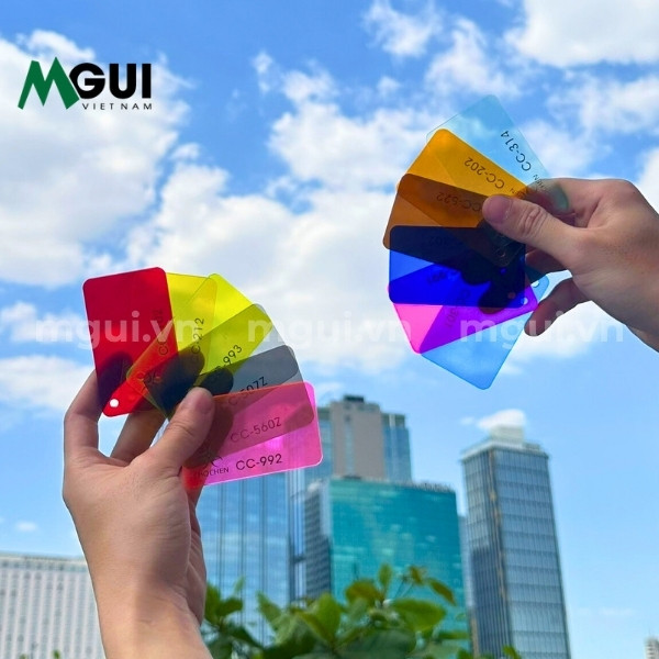 Tấm nhựa mica xuyên sáng