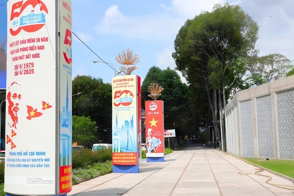 hop den quang cao poly
