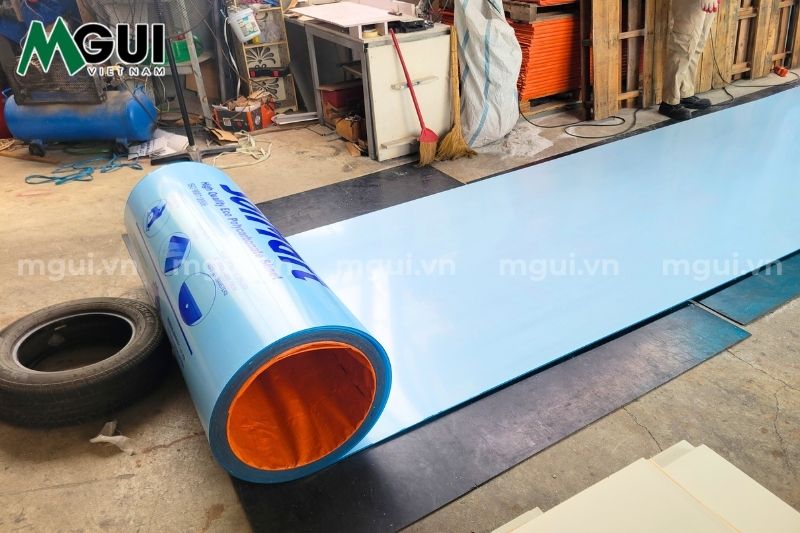 tam polycarbonate dang cuon tai kho Tấm Polycarbonate dạng cuộn tại kho